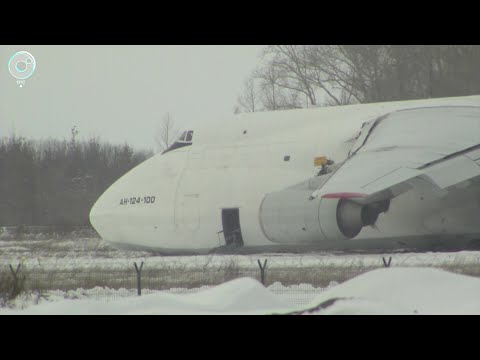 Видео: ЧП в аэропорту "Толмачёво": транспортный самолёт выкатился за пределы взлётной полосы