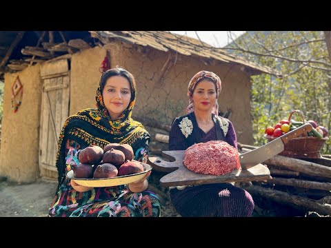 Видео: В деревне свеклу и мясной фарш превратили в фрикадельки и красный фаршированный плов