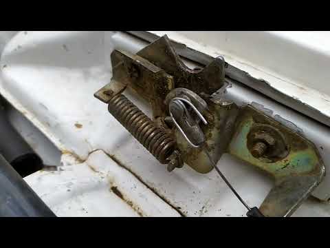 Видео: ЗАМЕНА ТРОСИКА КАПОТА  ВАЗ 2107 ( КЛАССИКА )