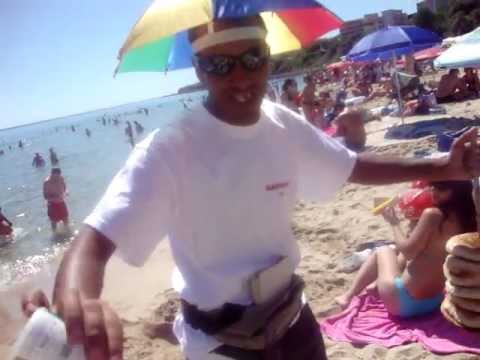 Видео: Циганин продава царевица на плажа в Приморско 2011