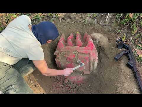 Видео: Шокирующее сокровище внутри сундука с шипами❗️ [Странный поиск сокровищ с металлоискателем]