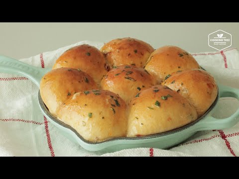 Видео: Рецепт мягкого томатного хлеба с базиликом и сыром | Молочная булочка