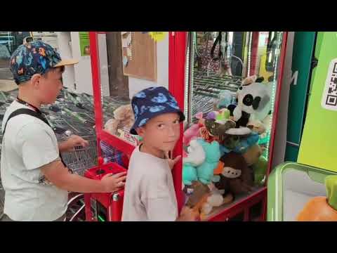 Видео: Выигрываю игрушку из аппарата (огромный ролик) #игрушка #clawmachine #хватайка #аппарат 