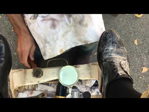 Видео: Сухая стирка черной обуви с мылом и блеск деталей