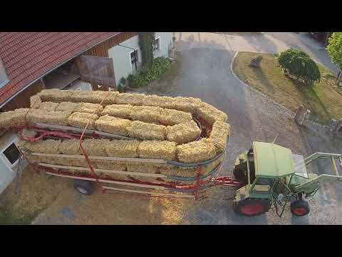 Видео: Прицеп для тюков в работе | Fella Perfect BA 125 | Bale trailer at work