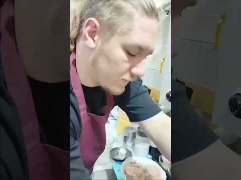 Видео: Готовлю вслепую: Сочное куриное филе в панировке | Мотивирующая кулинария