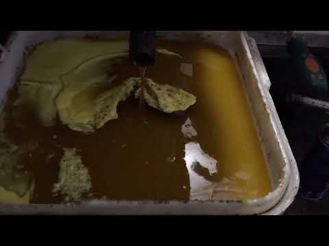 Видео: Паровая воскотопка. Перерабатываем воск.