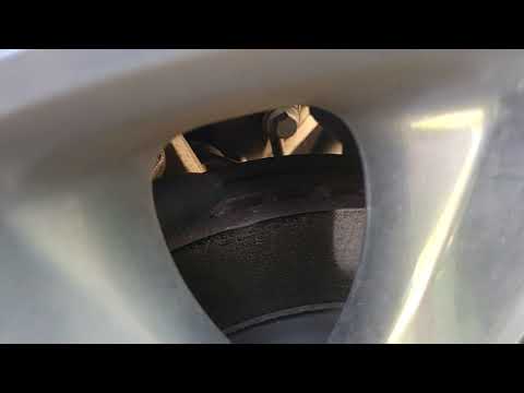 Видео: Замена задних тормозных колодок и ротора Dodge Durango 2018 года