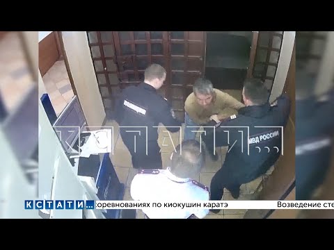 Видео: За плевок и порванную рубашку полицейский избивал задержанного и пытал электрошокером