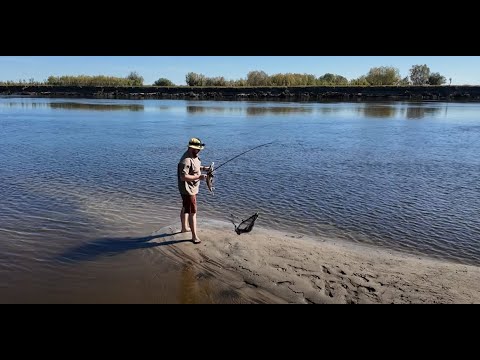 Видео: День 2: Как мы пересекли реку на машине и поймали рыбу | Рыбалка в Октемцах | Рыбалка в Якутии