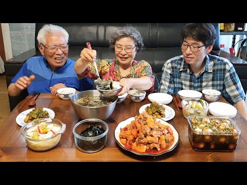 Видео: Рецепт холодного огуречного супа (куриное жаркое, яичная паста, кимчи на воде из яиц и огурцов)