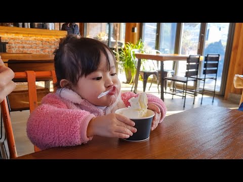 Видео: [SUB] Симпатичная кореянка переживает, что папа съест все ее мороженое! 🍦 (День катания на санках❄️)