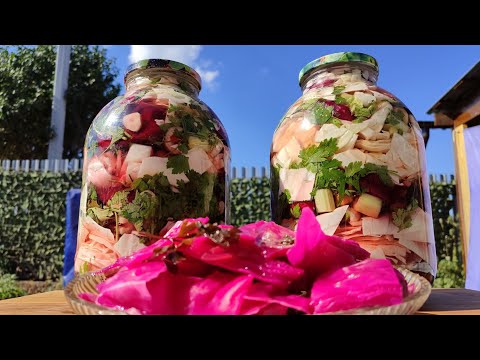 Видео: Вкусный рецепт. Маринованная капуста со свеклой в банках.