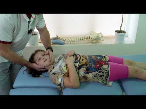 Видео: Мануальная диагностика и мануальная терапия детей. Коррекция позвоночника