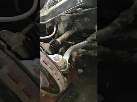Видео: Замена передней правой стойки Паджеро 4