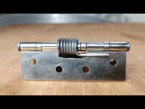 Видео: Этот умный мастер превращает обычные дверные петли в ковбойские.