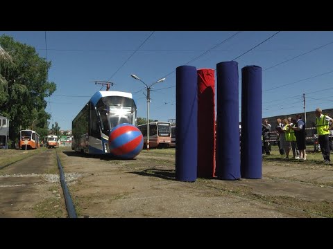 Видео: "Бабушка", экстренное торможение и боулинг. В Ульяновске прошли состязания водителей трамваев