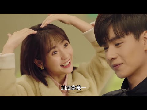 Видео: Соперница бросила ему вызов, и она подбодрила его пением.