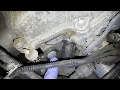 Видео: Замена термостата TOYOTA SIENNA 2005