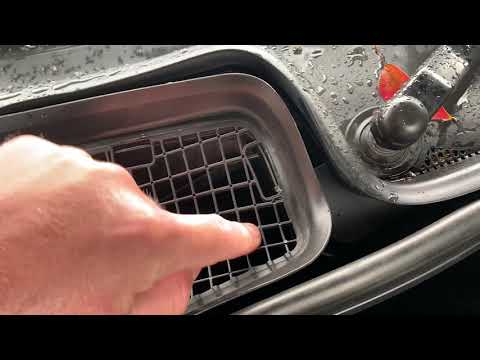 Видео: Как очистить водосливы на капоте Mercedes S550