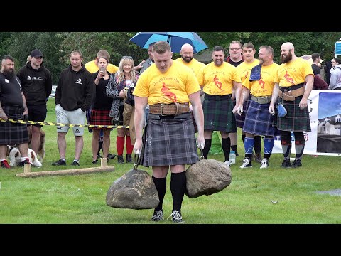 Видео: Силачи принимают участие в испытании «Никол Стоун» на Играх Дональда Динни 2019 года в Шотландии