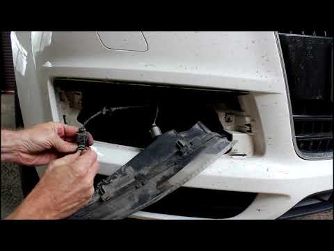 Видео: Замена лампочки переднего габарита на АУДИ Q7 2008 AUDI Q7 3,0 дизель
