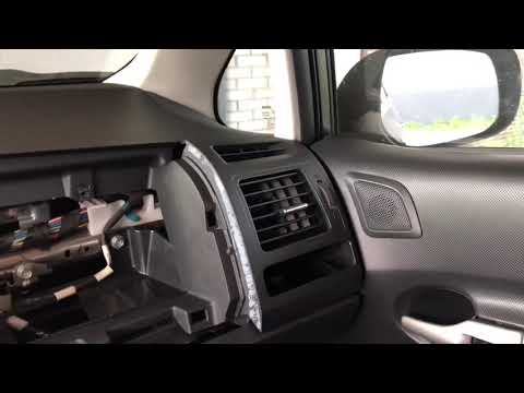 Видео: Как достать подстаканник в Toyota Auris 2008