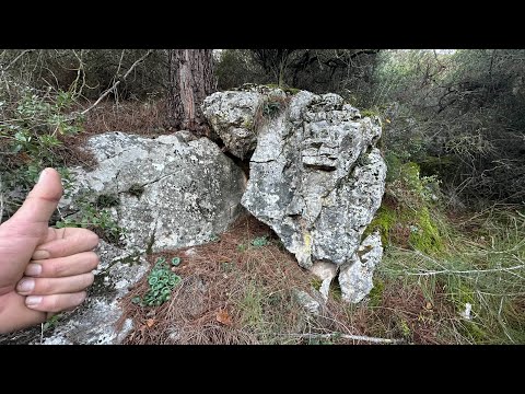 Видео: обнаружил сокровище под застрявшими камнями.