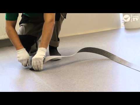 Видео: Укладка линолеума с заводом на стену.