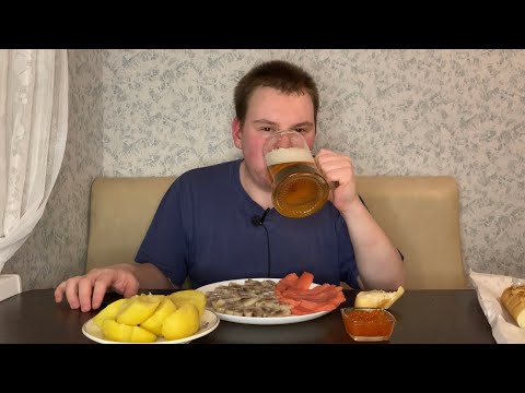 Видео: МУКБАНГ | Ночной ЖОР | Селедка, форель, красная икра, картофель и ПИВО