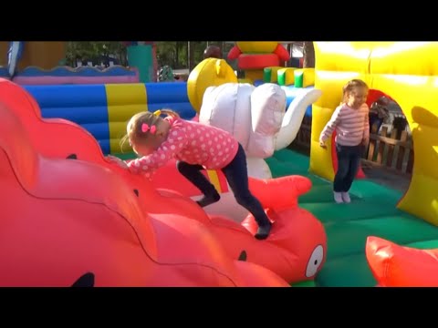 Видео: Alice plays in the park with her favorite toys for children Алиса играет в парке с игрушками