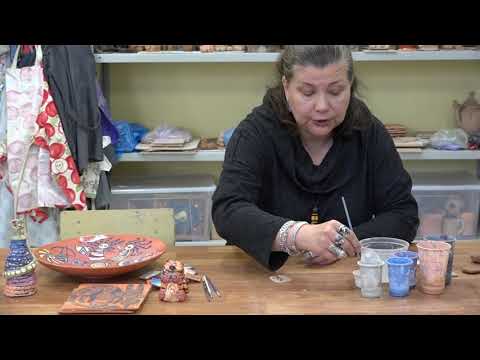Видео: Керамическая брошь. Роспись ангобами
