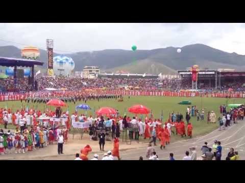 Видео: Үндэсний их баяр наадмын нээлт [Төрийн есөн хөлт цагаан туг залах ёслол] #Наадам2013