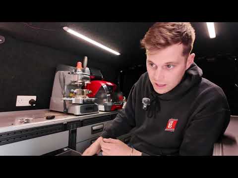 Видео: Можно ли заработать, работая автослесарем? Мы заработали £XXXX