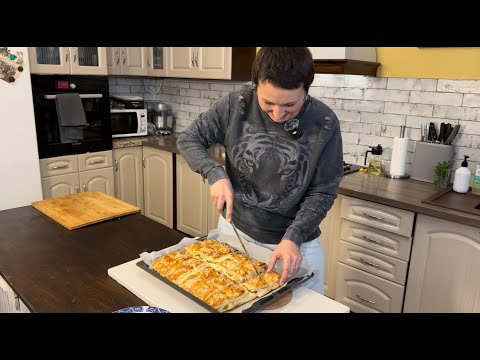 Видео: Хрусткий пиріг із сиром і яблуками