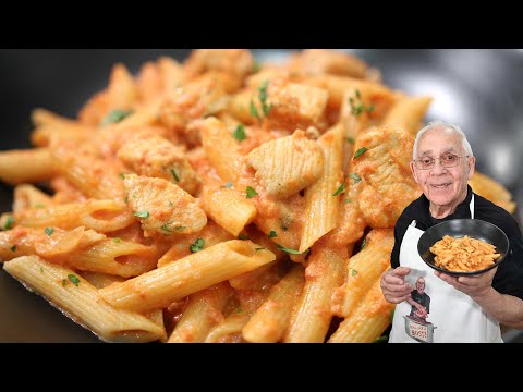 Видео: Сливочные пенне с водкой и курицей