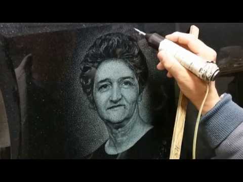 Видео: Engraving on the granite Гравировка портрета на граните 2