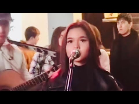 Видео: КАЗАШКА ОЧЕНЬ КРАСИВО ПОЕТ😍😍😍(под гитару) Сенің күлкіңнен аумайды