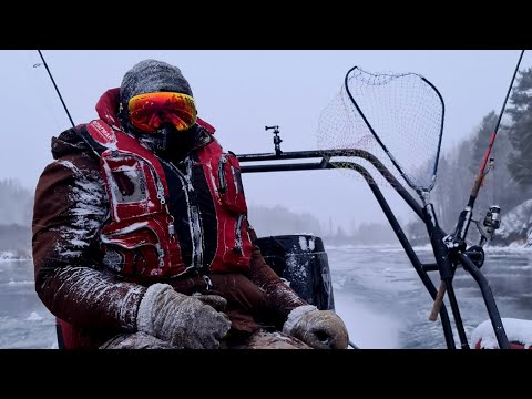 Видео: ЗАСТРЯЛИ в ЛЬДАХ. НА ЛОДКЕ по ЛЬДУ и ШУГЕ.