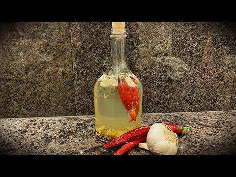 Видео: ЧЕСНОЧНАЯ ПЕРЦОВКА - напиток для настоящих мужчин! Сразу захочется борща и сала ;)