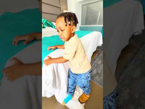 Видео: Мы раздадим всю его обувь и оставим ему только эту белую, потому что, что это?😩