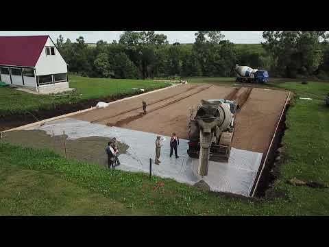 Видео: Строительство теннисного корта. Подготовка площадки, начало бетонирования. Работа с виброрейкой.