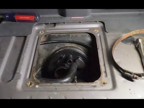 Видео: '93 Volvo 940 датчик топливного насоса в сборе (Regina / Rex, без турбонаддува) - снятие, установка