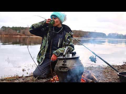 Видео: ФИДЕР на подножье ХОЛМА.  Зимняя ловля на реке ЗАПАДНАЯ ДВИНА с ночёвкой. #482