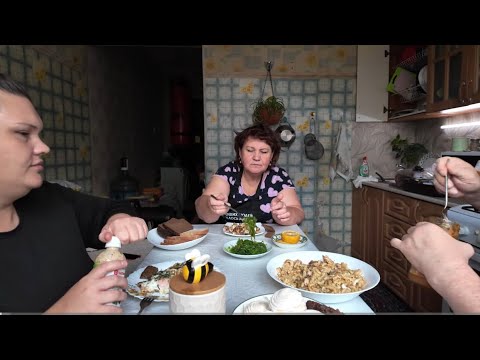 Видео: Мукбанг. Завтракаем с Виолеттой и Пашей. Разговоры семейные.
