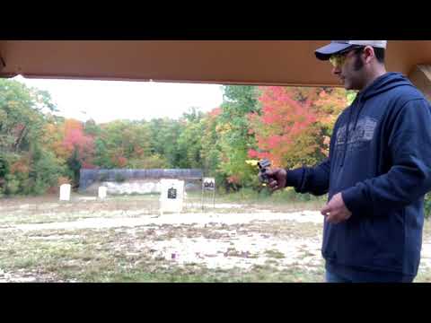 Видео: Bond Arms Derringer .410 45 Long Colt на стрельбище. Эффективен ли он против банок с газировкой? ...