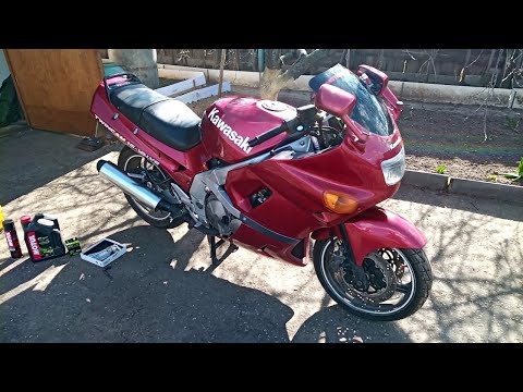 Видео: Замена масла на мотоцикле кавасаки ззр 400.oil change Kawasaki zzr 400 .зизер 400.мото сезон 2020