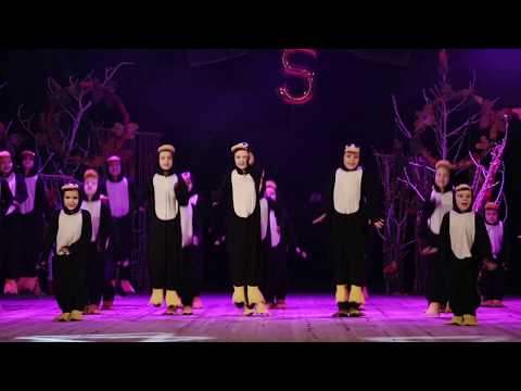 Видео: "Танець пінгвіна".  Дитяча студія "Смайлики".