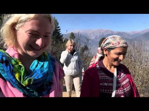 Видео: Яркий день в Гималаях! Древняя горная деревня Румсу. День рождения. Йогатур день 9