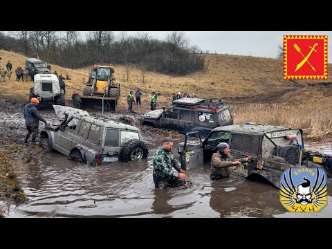 Видео: В этом болоте без ТРАКТОРА никуда:)